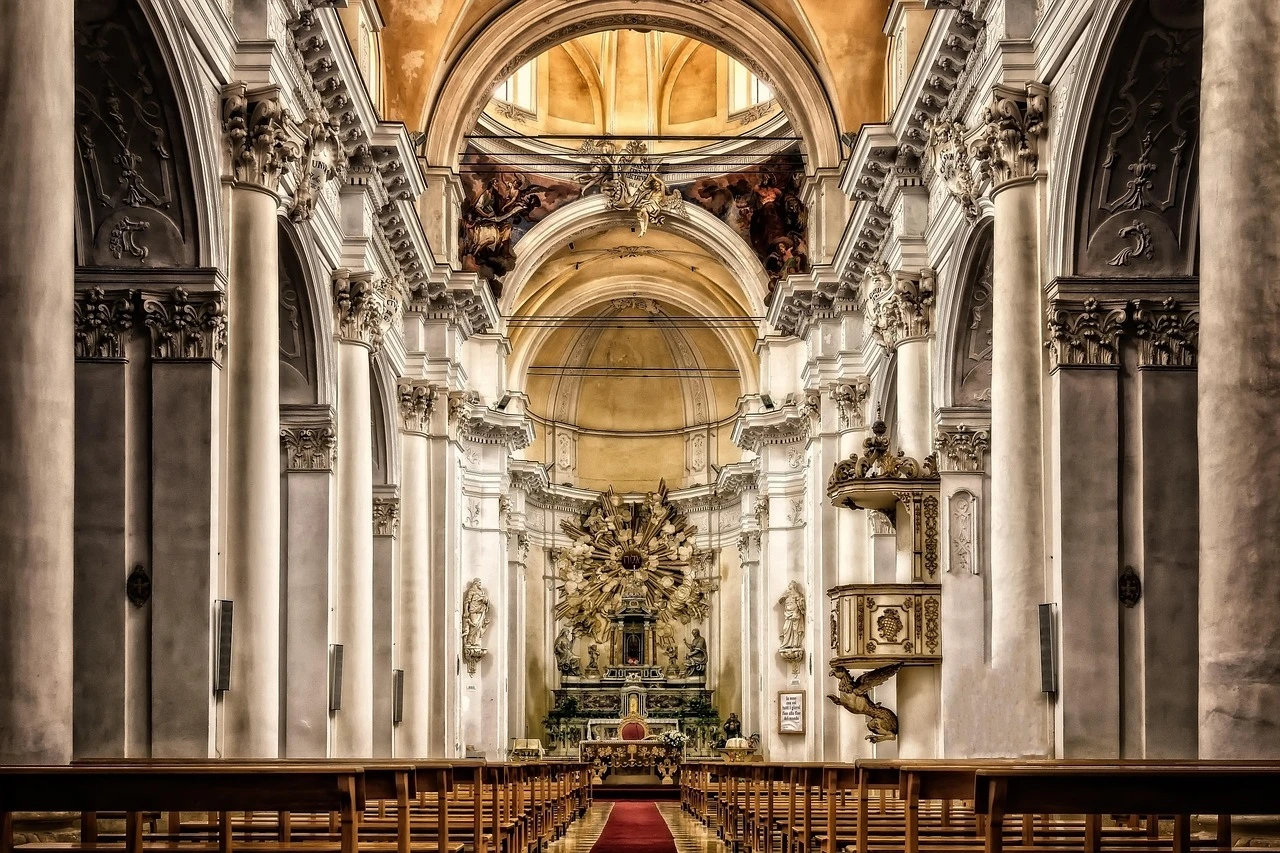 Pain de communion et calice sur un autel d'église