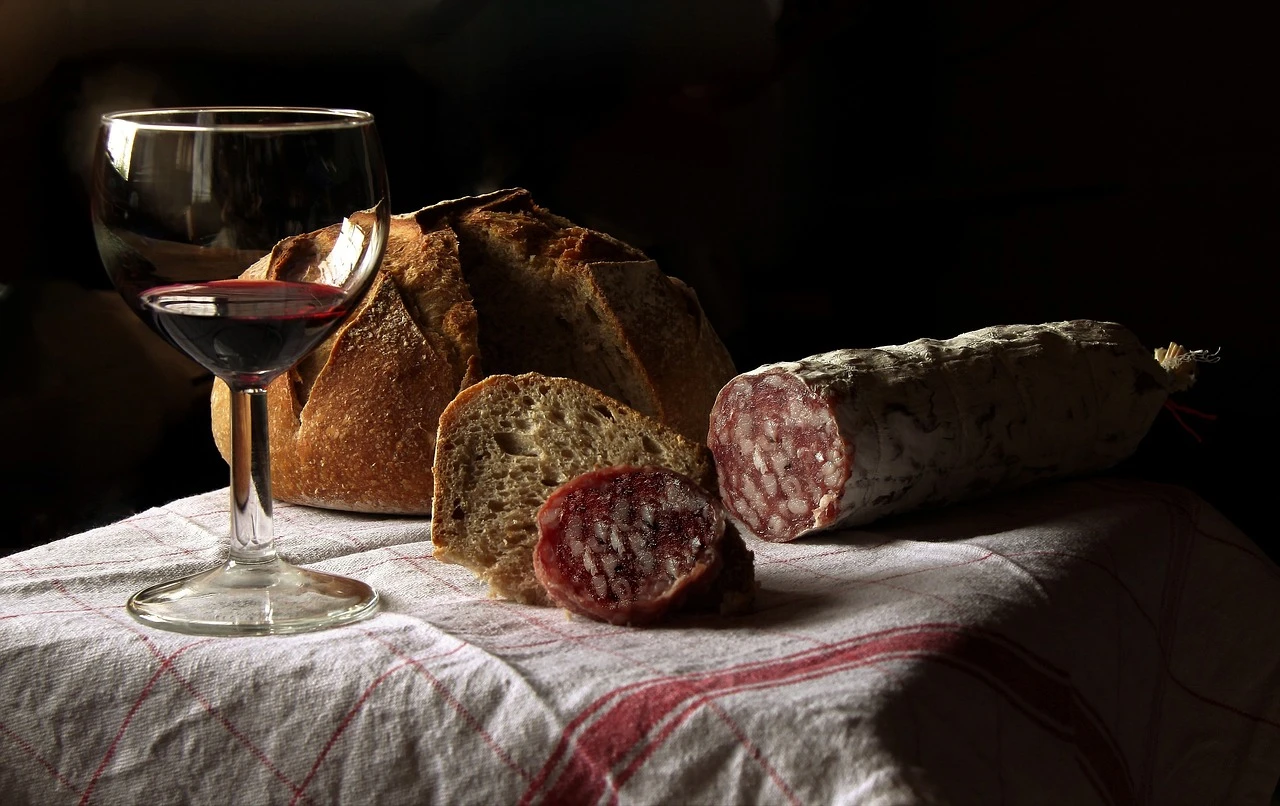Pain et vin sur une simple table en bois